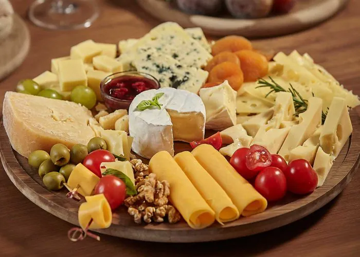 Como aumentar vendas de queijos e frios no fim de ano: estratégias para varejo